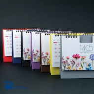 تصویر  تقويم روميزي پايه گالينگور مدل وينا